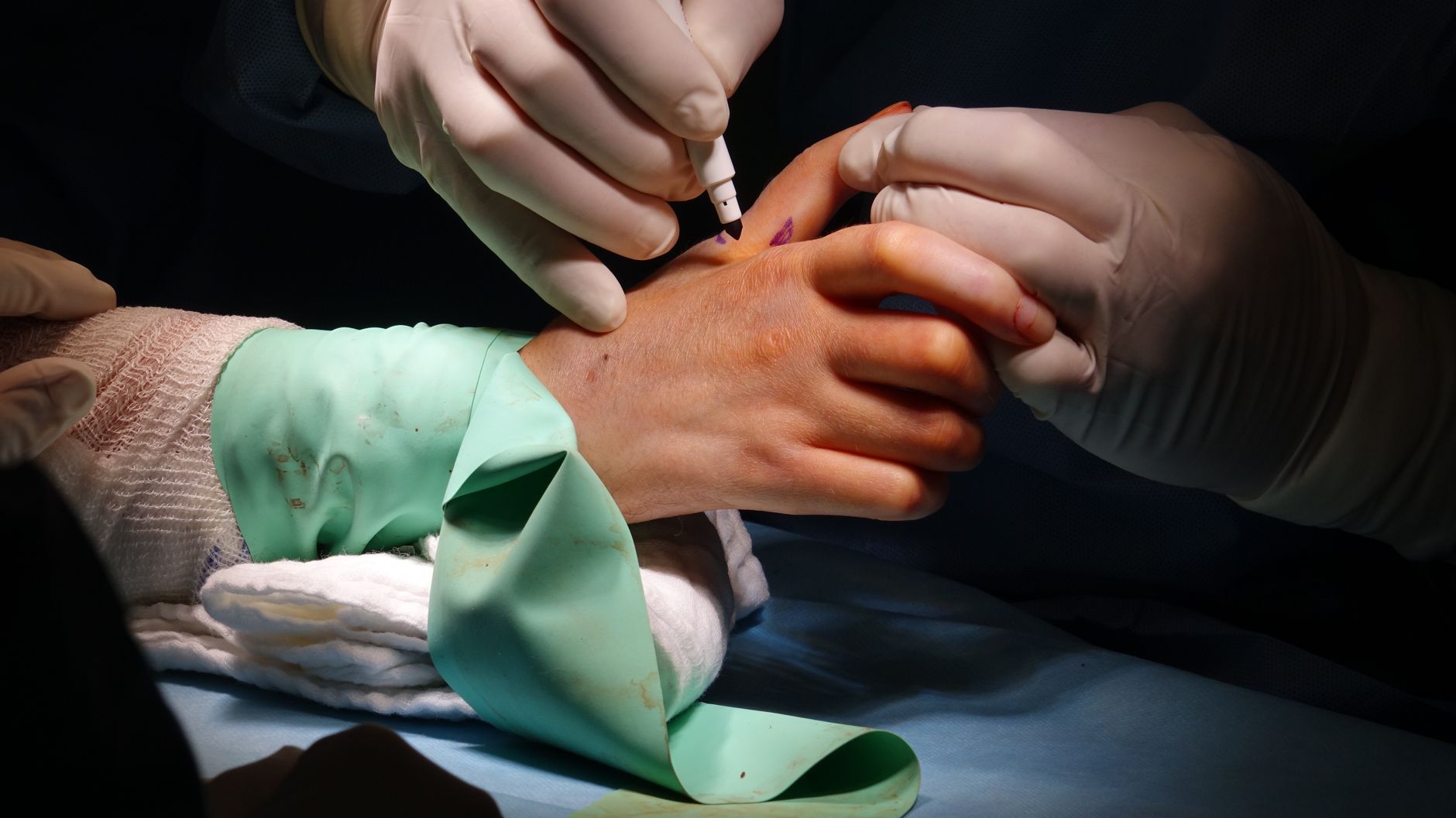 Physiotherapeut führt manuelle Therapie an Patient durch, moderne Behandlung in heller Praxis