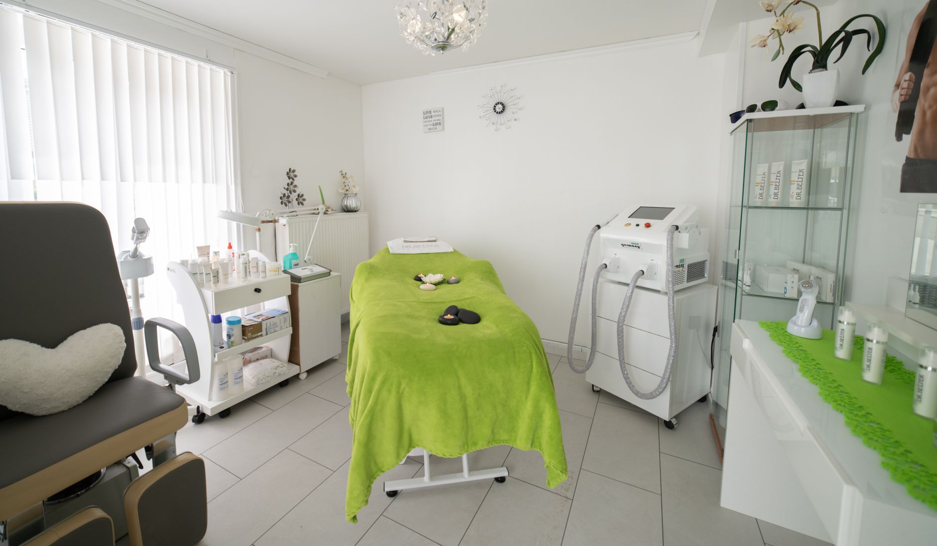 Heller, moderner Behandlungsraum mit therapeutischen Geräten und komfortabler Atmosphäre